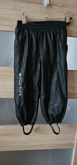 Czarne spodnie chłopięce przeciwdeszczowe ocieplane Kozi Kidz rozm.90