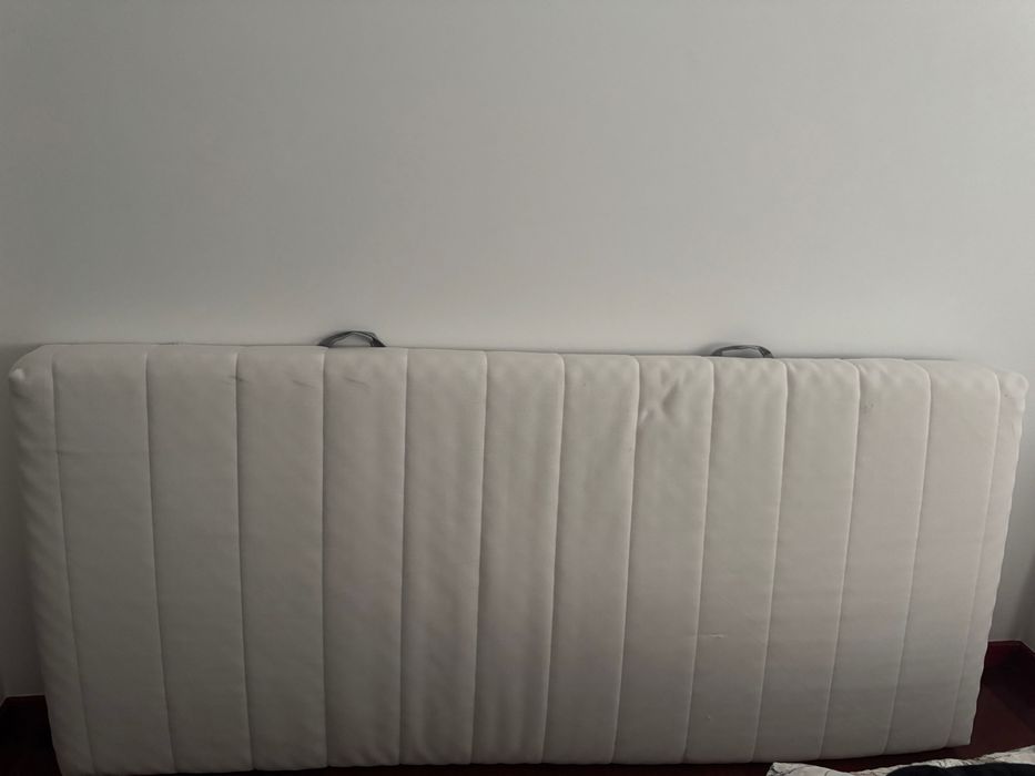 Cama solteiro, com arrumação