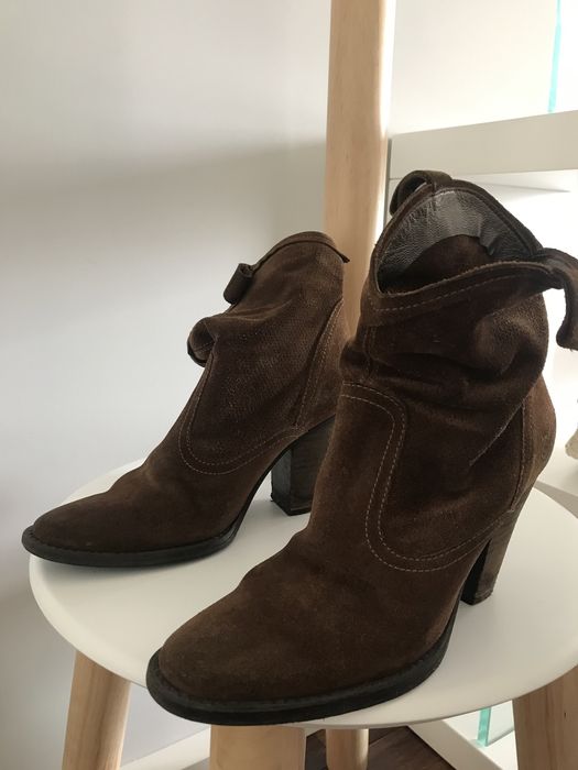 Botins camurça, castanho, da Prof, número 37.
