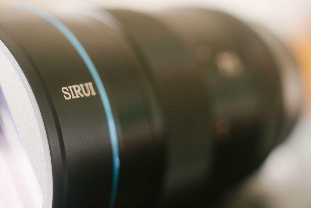 Lente Sirui Anamorphic 75mm f/1.8 1.33x - Canon EF-M