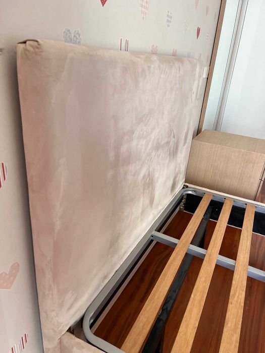 Cama estofada completa com estrado