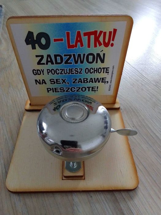 gadżety urodzinowe 40 lat dzwonek, studnia,