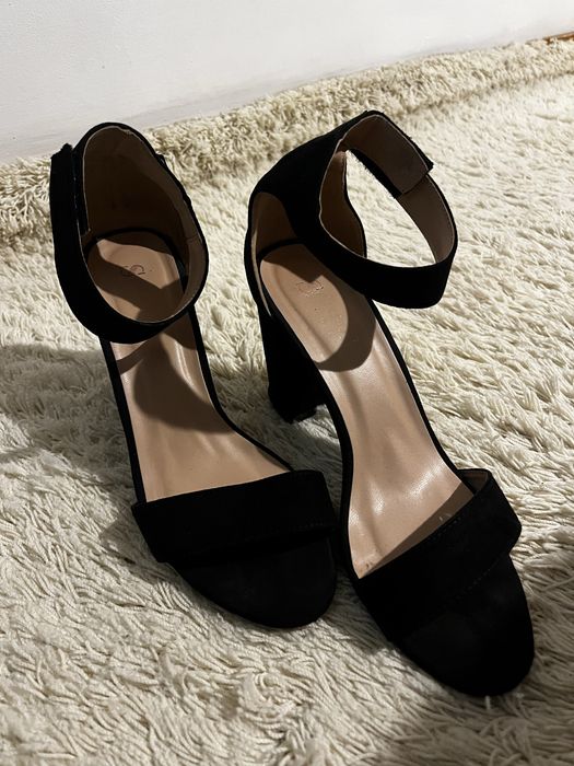 Туфлі з відкритим передом