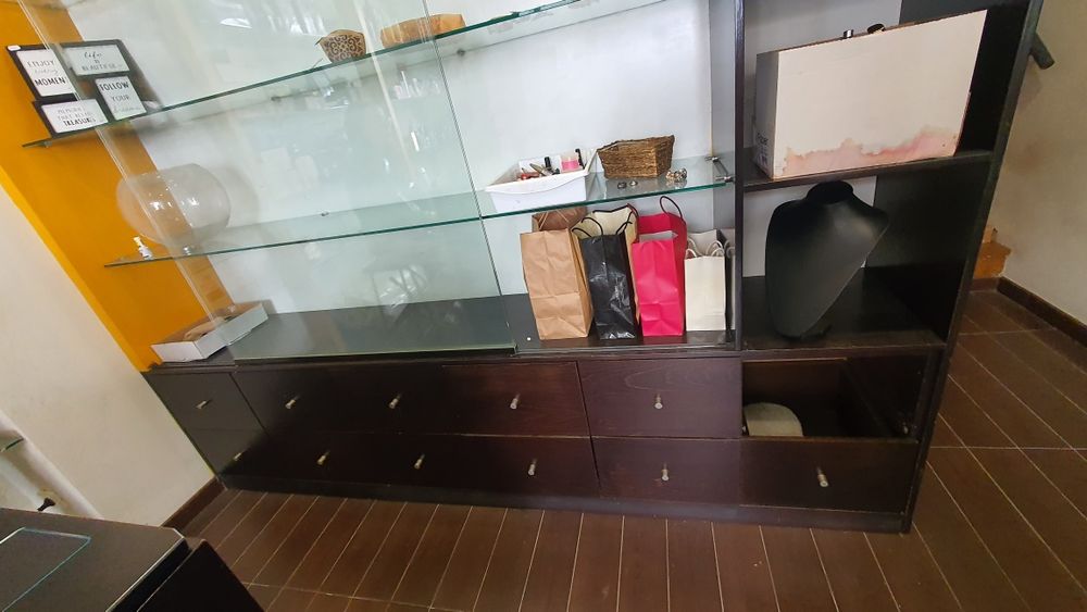 Vendo móvel (2,5 x 2,7 m2) em MDF com prateleiras em vidro