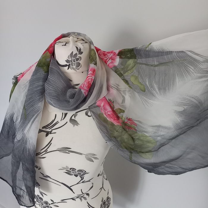 Lekki szalik w róże