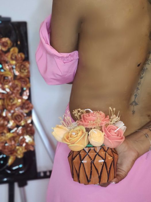 Vela floral artesanal com taça de cerâmica | Peça decorativa única