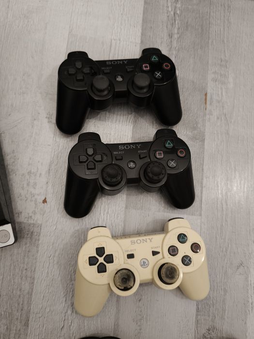 Play station 3 slim , 3 pady oryginalne i ładowarka do nich. GTA V