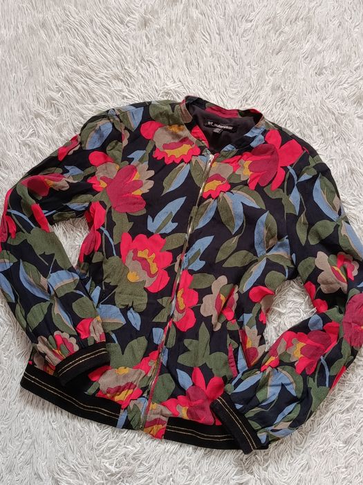 Bluzeczka TRF Outerwear 100% wiskoza S – kwiatowy wzór, zamek