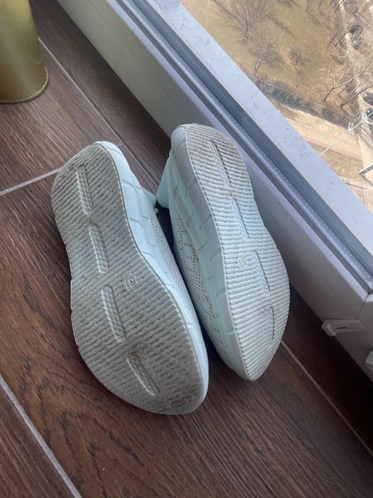 Кросівкі на літо з камінчиками