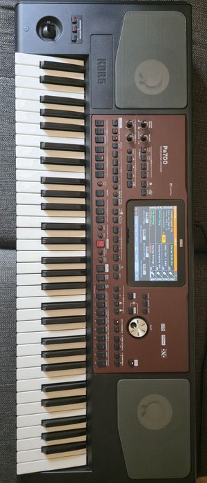 Korg pa700 
1050 euros