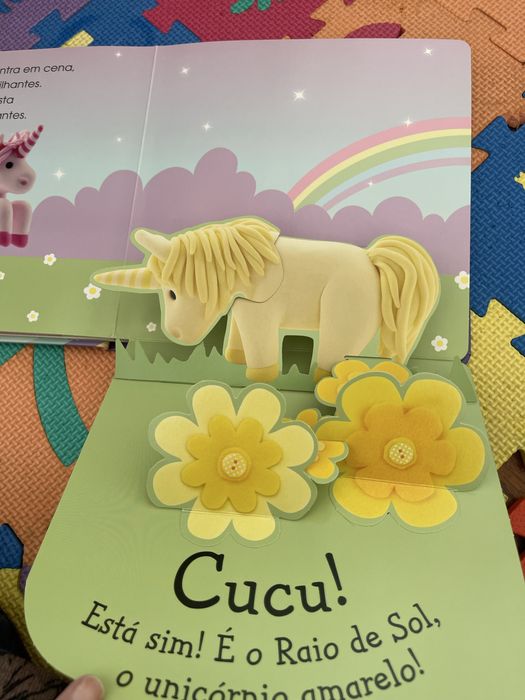 Livro pop-up Cucu! Os unicornios