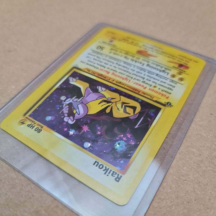 Carta Pokémon Raikou 13/64 - Capa Protetora Incluída