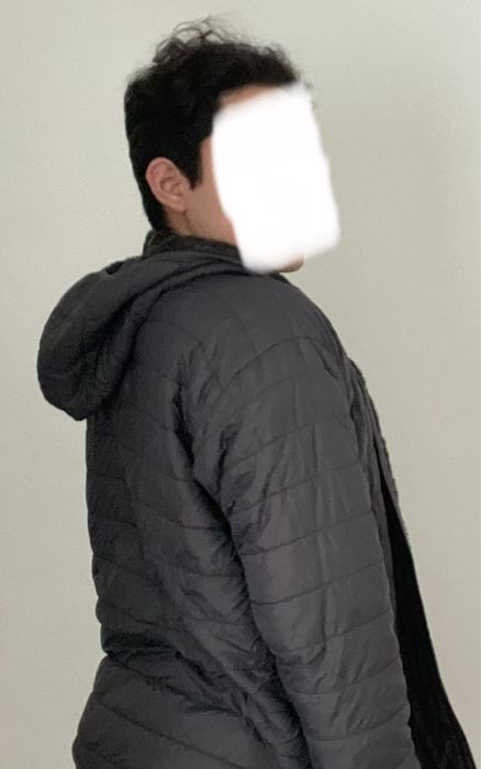 Casaco cinza com interior térmico e bom para chuva