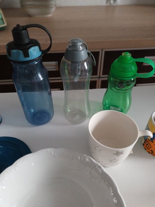 Naczynia kuchenne różne. Miski, kubki , kubki termiczne,  itp.