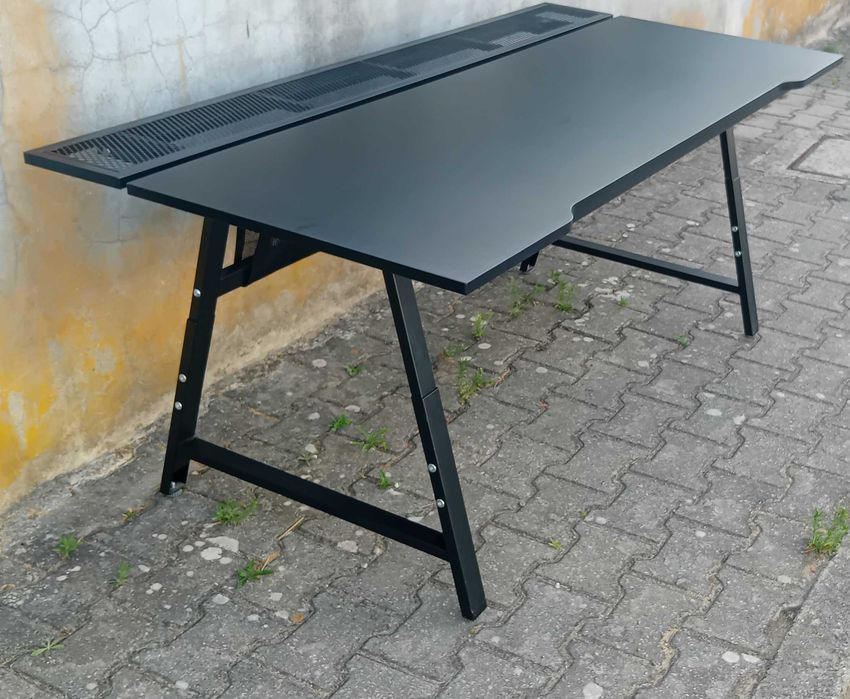 Secretária gaming de cor preta