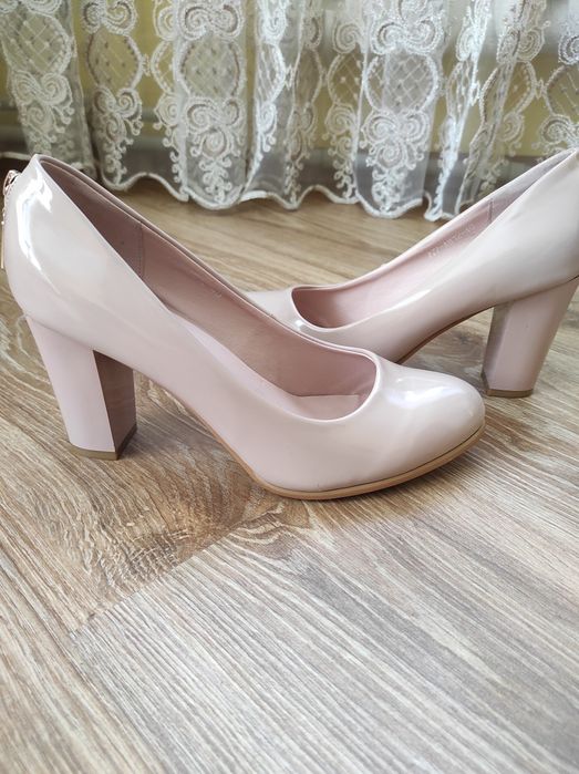 Туфлі лакові жіночі