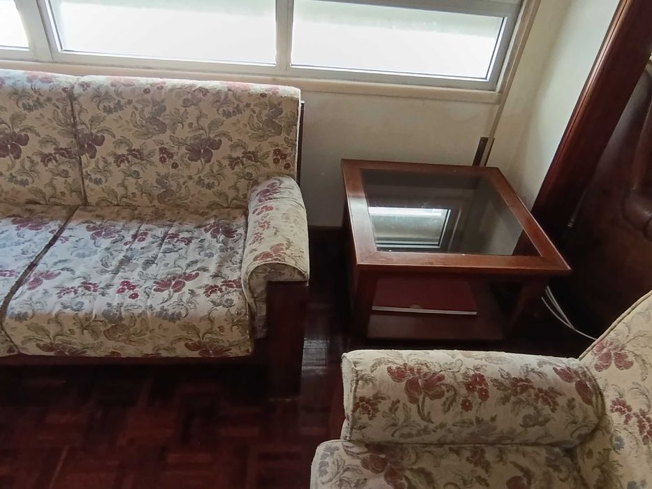 Conjunto de sofas e mesa de apoio