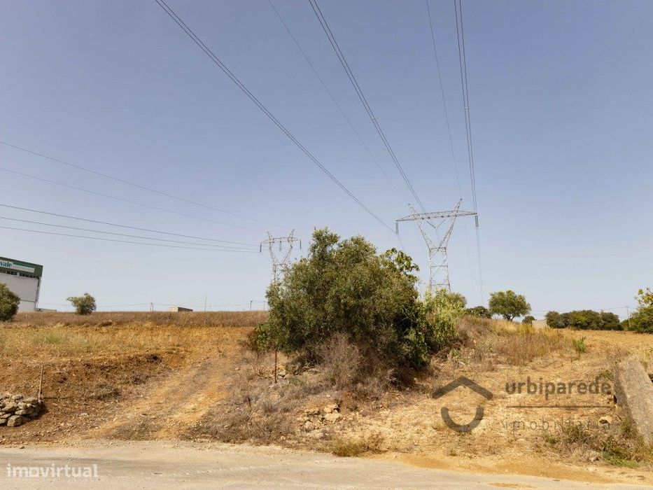 Terreno em Zona Industrial com 14.000 m2 situado em À-de-mourão,