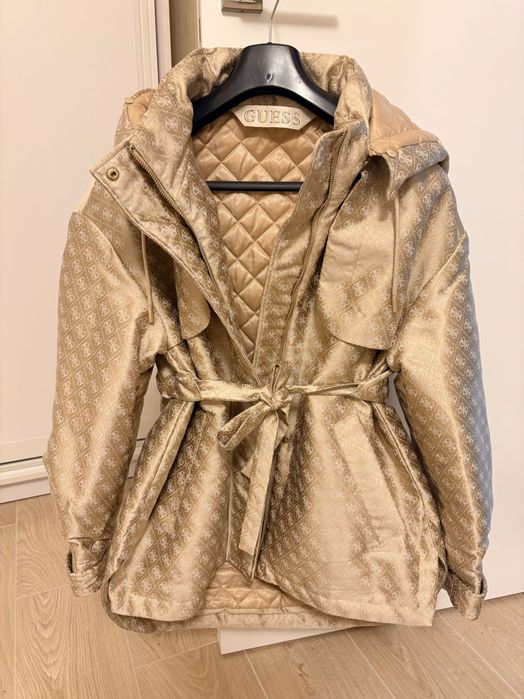 Куртка майже нова Guess