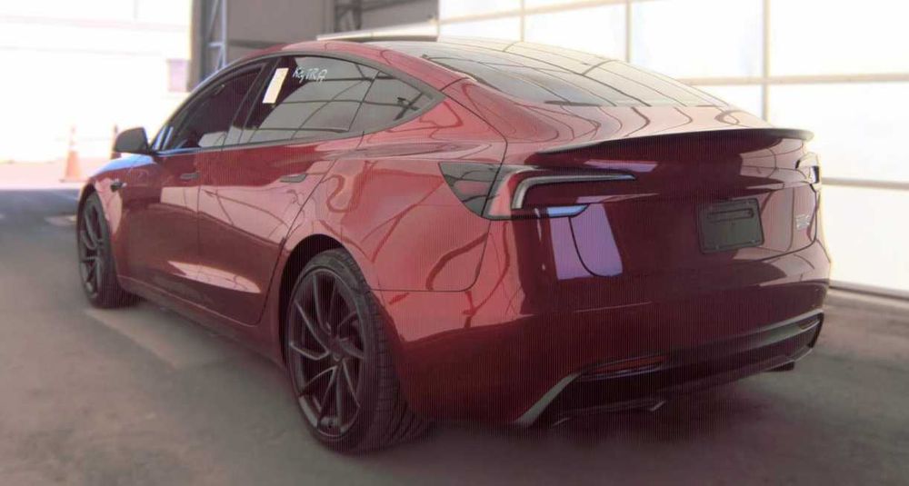 Tesla Model 3 Performance нового покоління Highland (2026 рік).