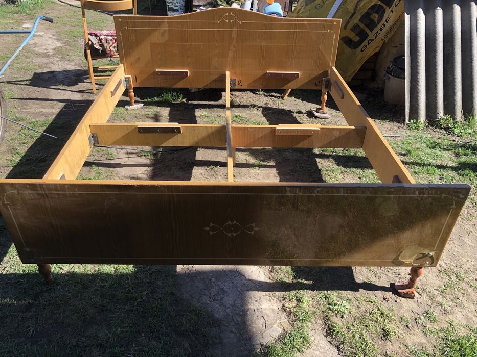 Кровать двухспальная деревянная