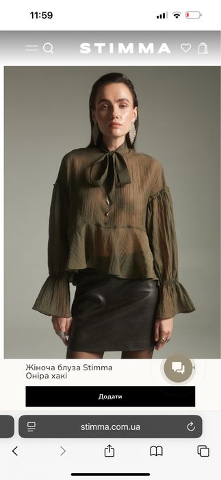 Блуза в кольорі хакі.