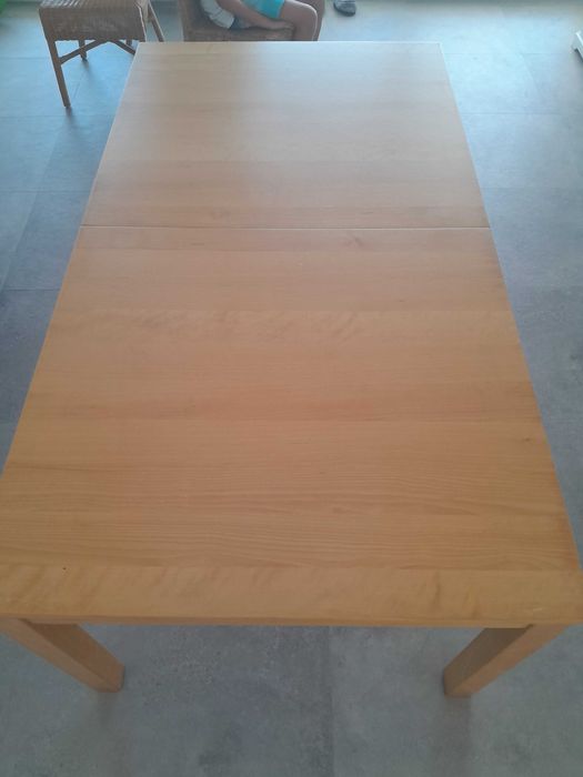 Mesa de refeições extensível em madeira