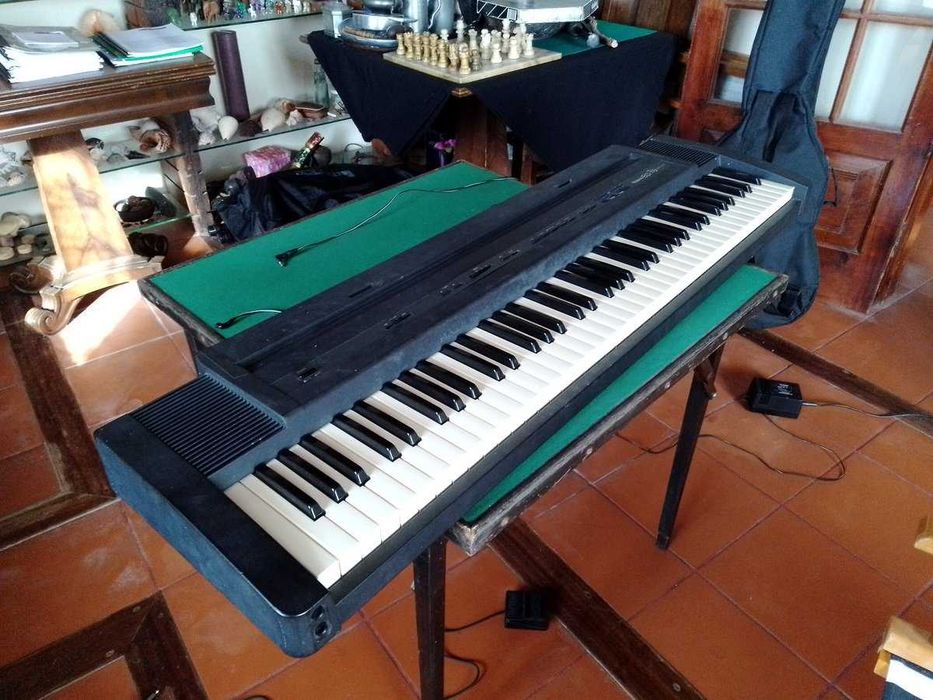 Piano Digital Roland EP7e - 76 Teclas