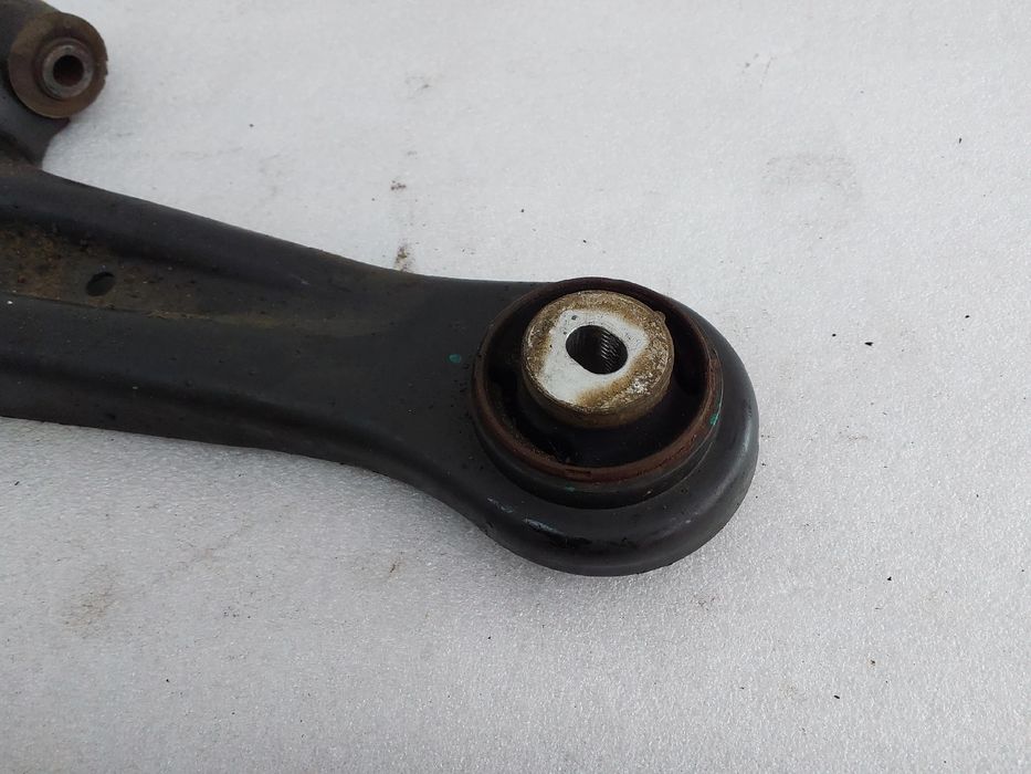 Braço de suspensão frente esquerdo FORD Ka+