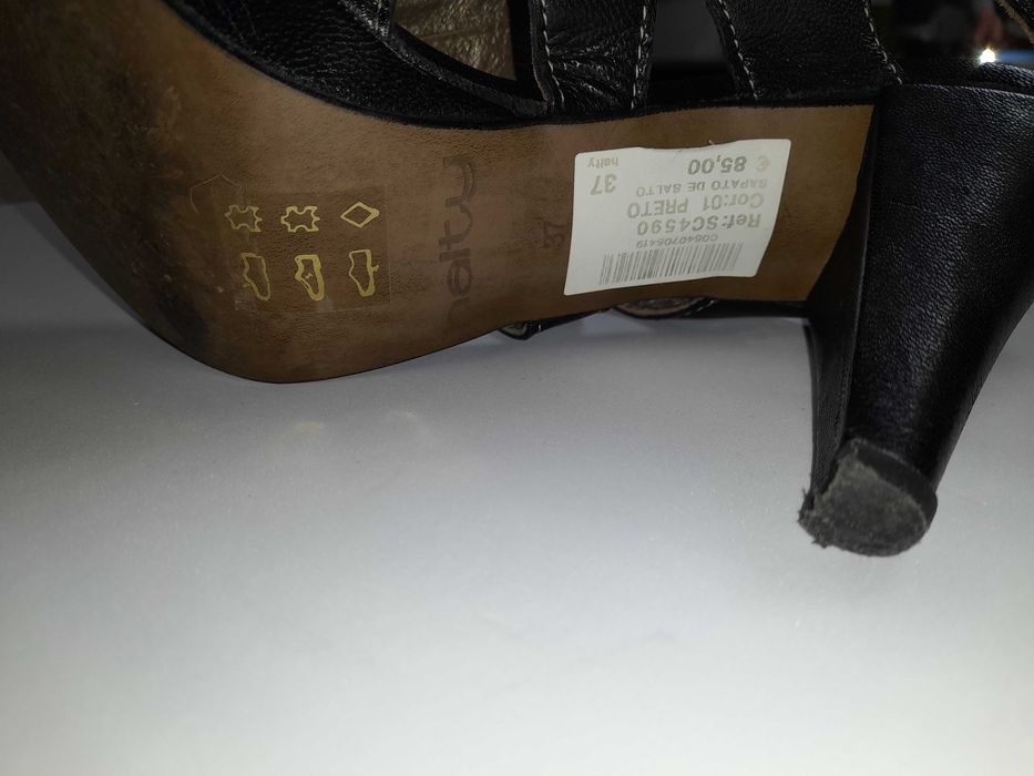 Sandália preta da marca HAITY