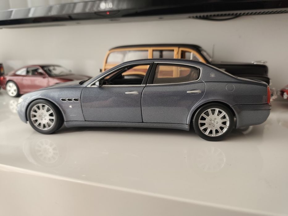 1/18 Maserati Quattroporte hot wheels carro coleção miniatura