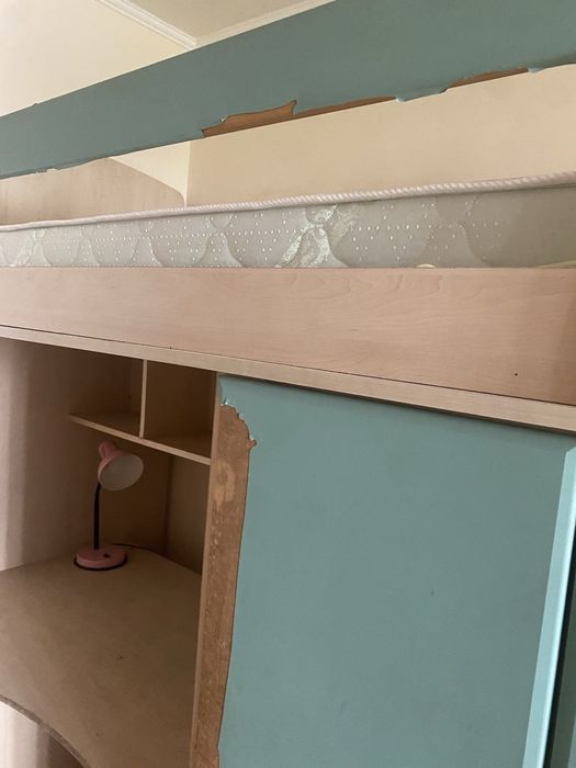 Кровать детская,стол,шкаф.