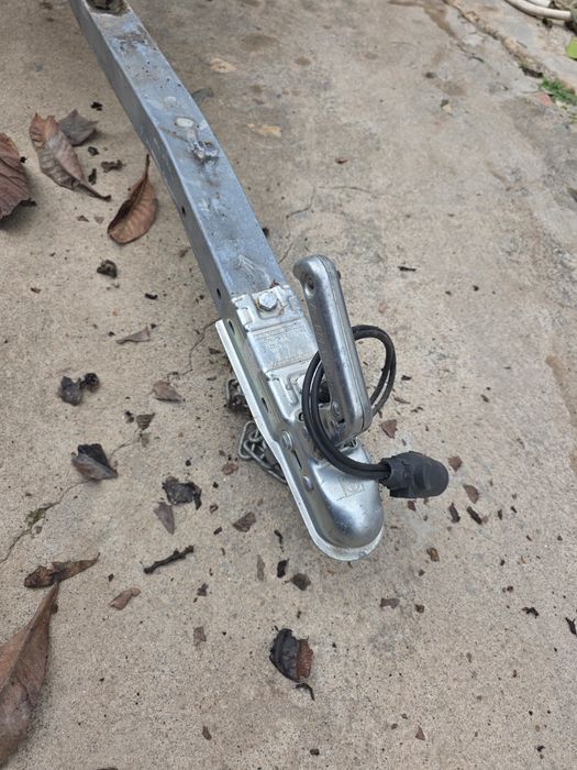 Reboque com tranca e rampa