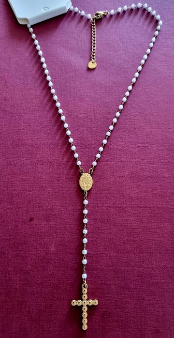 Colar dourado, em aço, em forma de terço com pequenas pérolas.
