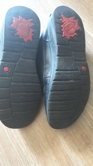 Шкіряні чорні кросівки Clarks, розмір 34