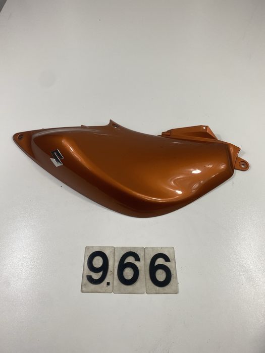 Suzuki V-Strom DL650 Prawa Osłona Zbiornika Owiewka A966