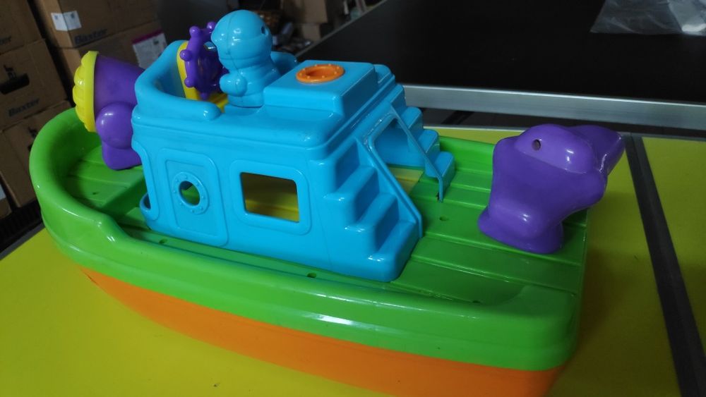 Barco grande de brincar na água