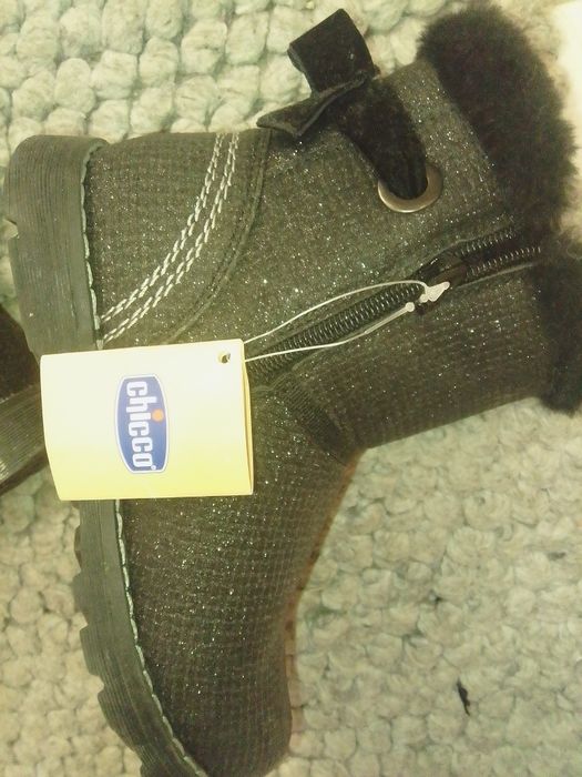 Botas pretas de pelinho de menina