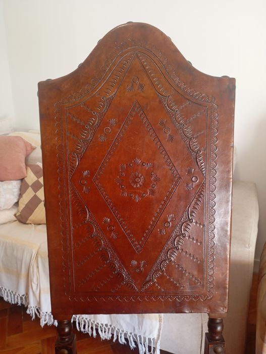 Cadeiras antigas madeira e couro