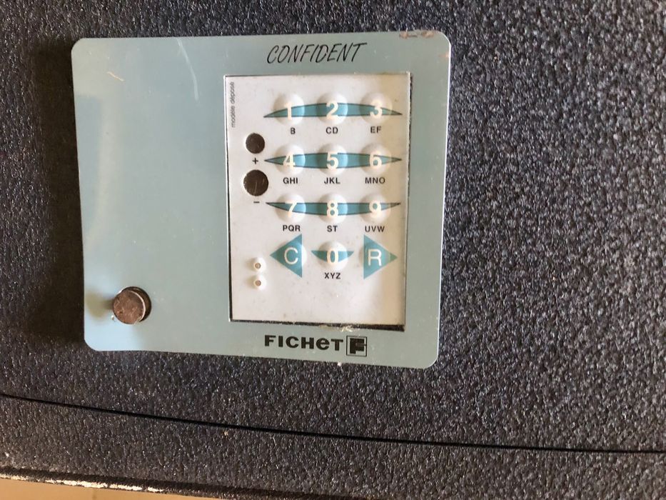 Cofre preto metal um pouco pesado com codico