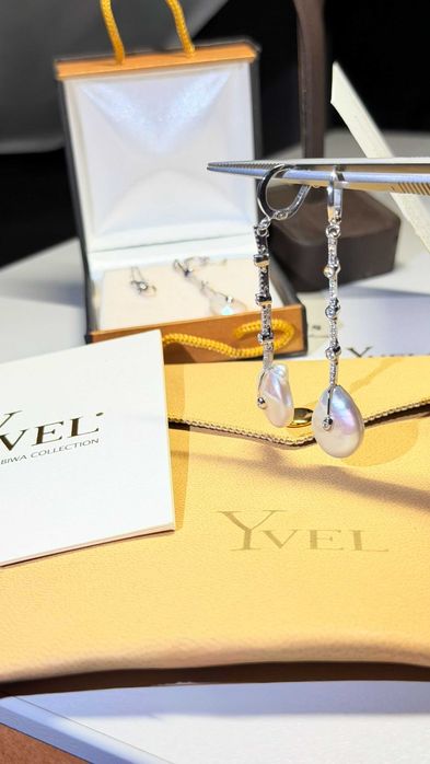 кулон та сережки з білого золота з діамантами та перлинами