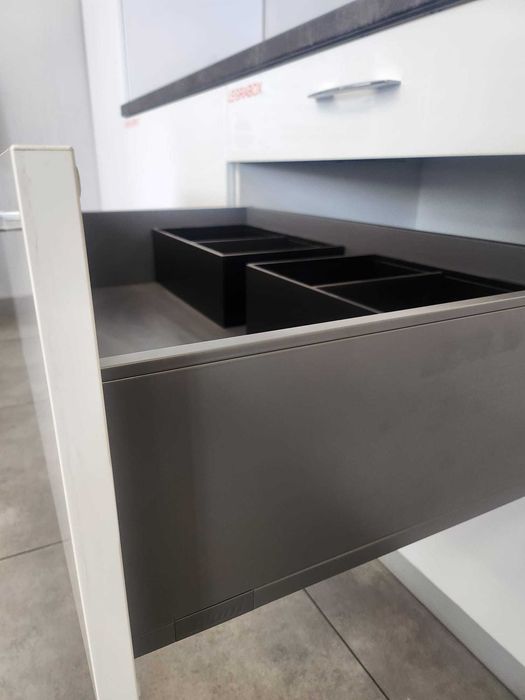 Nowe meble kuchenne - ekspozycja Blum - długość 5,2 m