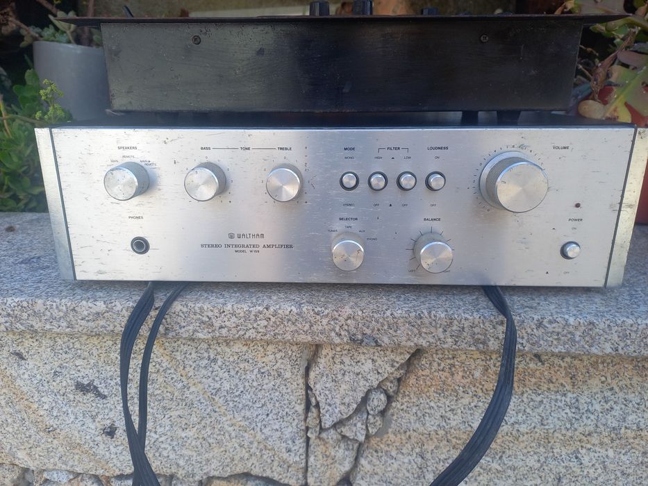 Amplificador da marca waltham mais mesa de som com desgaste