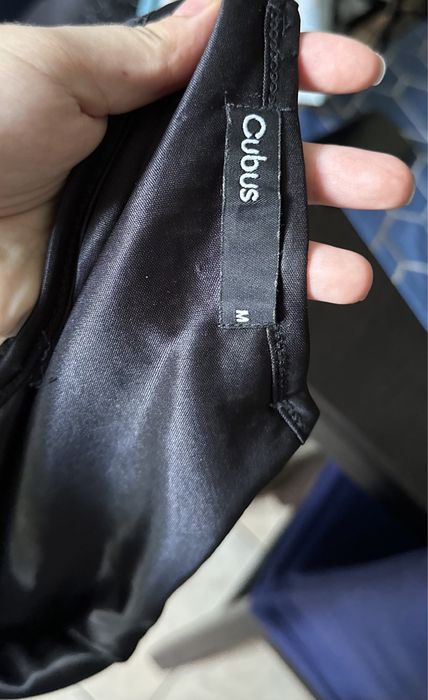 Sukienka w cekiny czarno niebieska cubus