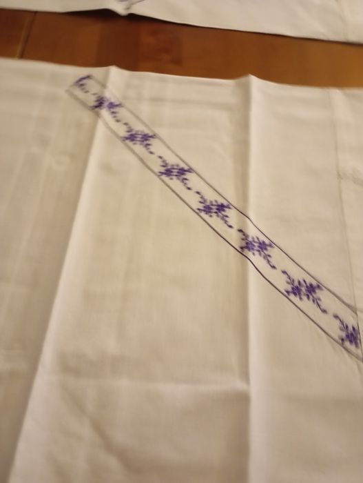 Duas fronhas antigas com aplicacao lilás