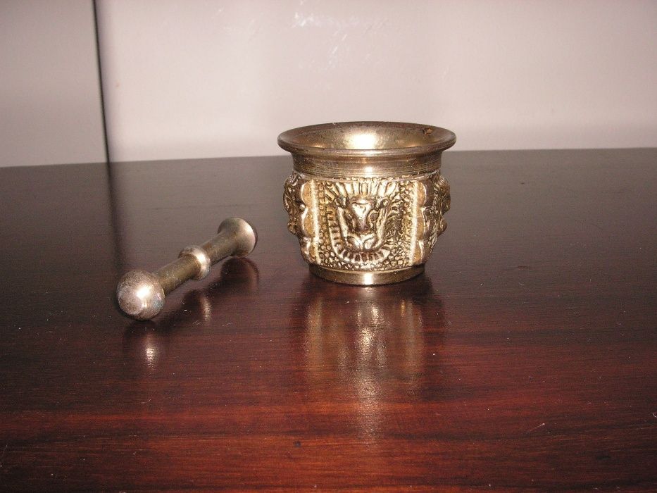 Bronze- Almofariz e Pilão, Cabides, Latão Cachepot / Floreira e Talher