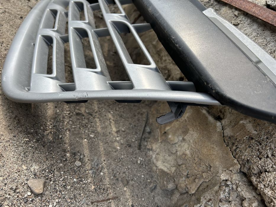 Запчастини бампер решітка