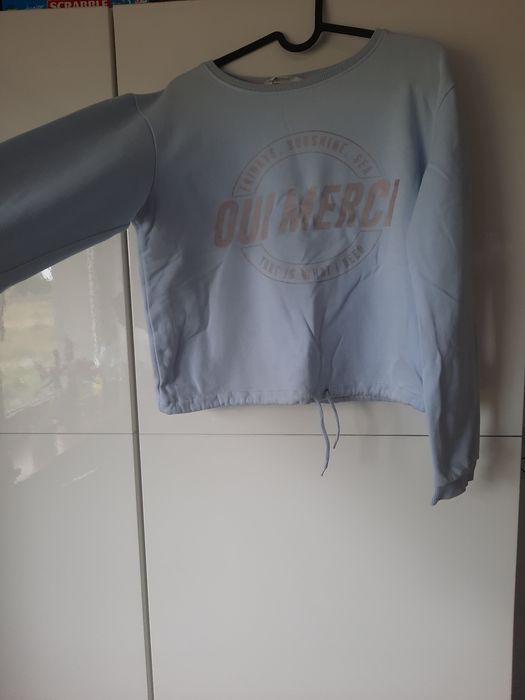 krótka niebieska bluza