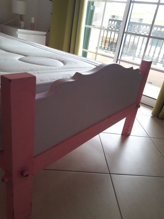 2 camas  com colchão e mesa cabeceira