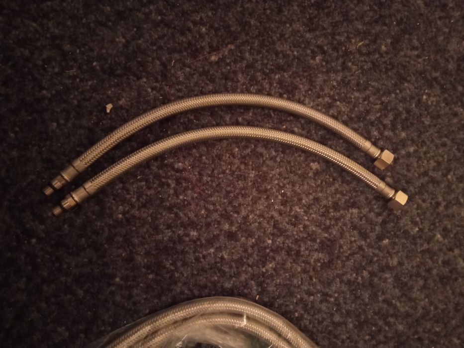 4 wężyki do umywalki 3/8" dł- 35 cm nowe